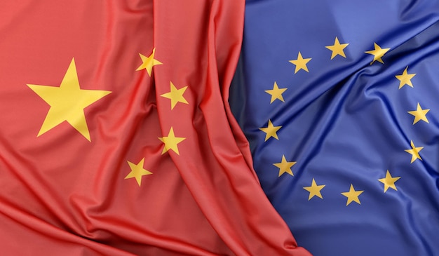 Zerzauste Flaggen Chinas und der Europäischen Union 3D-Rendering