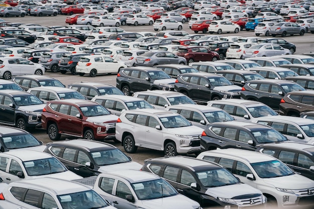 Zeugen des nahtlosen Parkens und Transports von neuen Hatchbacks aus der Fabrik