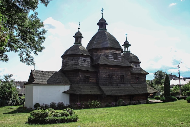 Foto zhovkva ucrânia, monumento arquitetônico antiga igreja de madeira igreja ortodoxa
