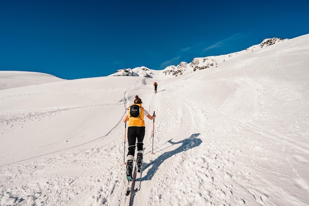 Ziarska dolina Eslovaquia 1022022 Alpinista Esquí de travesía Caminar alpinista de esquí en las montañas Esquí de travesía en un paisaje alpino con árboles nevados Aventura deporte de invierno