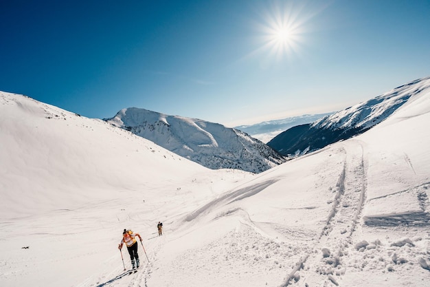Ziarska dolina Eslovaquia 1022022 Alpinista Esquí de travesía Caminar alpinista de esquí en las montañas Esquí de travesía en un paisaje alpino con árboles nevados Aventura deporte de invierno
