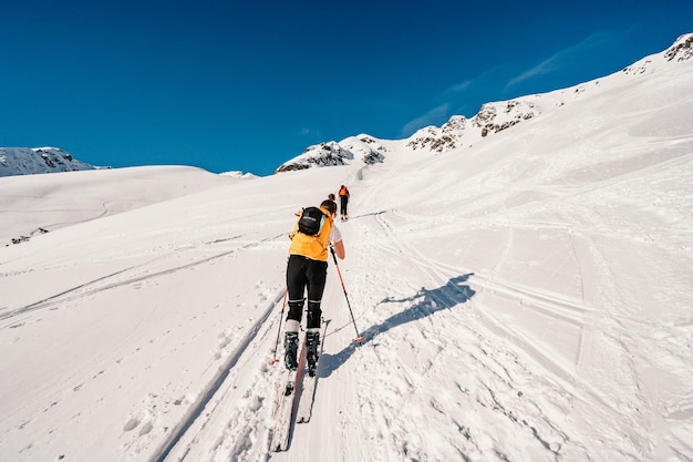 Ziarska dolina eslováquia 1022022 Alpinista sertão esqui andando esqui alpinista nas montanhas Esqui de turismo na paisagem alpina com árvores nevadas Esporte de inverno de aventura