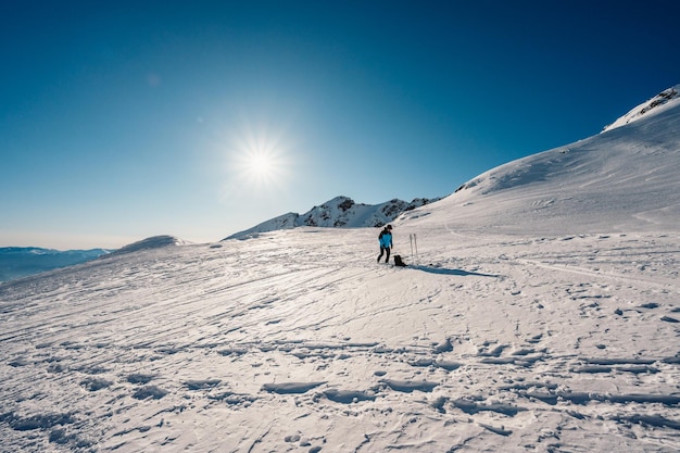 Ziarska dolina slowakei 1022022 Bergsteiger im Hinterland Skiwandern Skialpinist in den Bergen Skitouren in alpiner Landschaft mit verschneiten Bäumen Abenteuer Wintersport