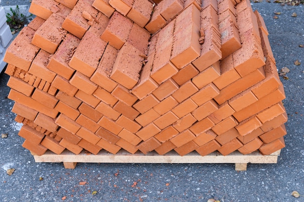 Ziegel werden auf einem Bauhof in der Straße gestapelt