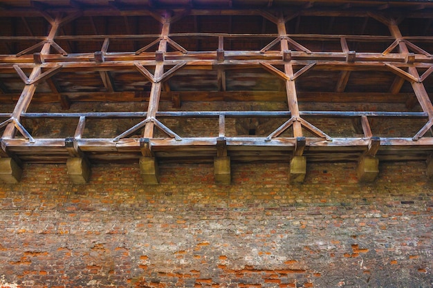 Foto ziegelmauer einer alten festung mit holztreppen und durchgängen