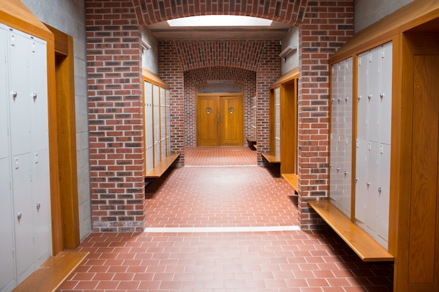 Foto ziegelstein ummauerte korridor mit fliesenboden im college