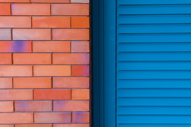 Ziegelsteine und blaue Holztür. Foto von zwei Texturen.