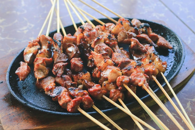 Ziegen-Satay oder Sate Kambing in der heißen Platte