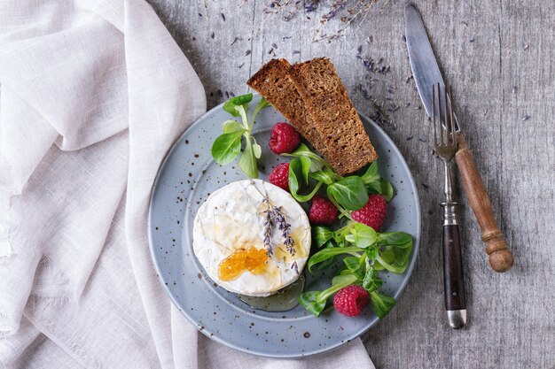 Ziegenkäse mit Honig und Himbeeren