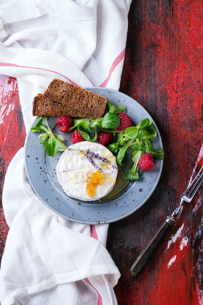 Ziegenkäse mit Honig und Himbeeren