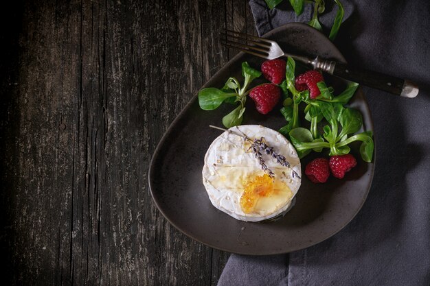 Ziegenkäse mit Honig und Himbeeren