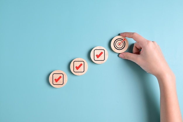 Ziel- und Korrektur-Symbole mit Vergrößerungsglas Unternehmensstrategie-Planung Management Geschäftsprozess- und Workflow-Entwicklung Umfrage und Qualitätskontrolle Bewertung zur Erreichung des Geschäftsziels
