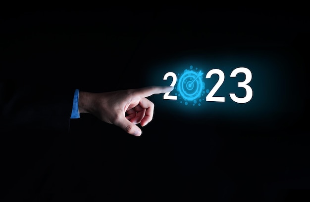 Ziel und Ziel Konzept Geschäftsmann, der Ziel im Jahr 2023 hält