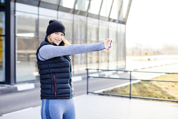 Ziemlich athletische Frau, die allein im Park trainiert Frau beim Aufwärmen in der Natur