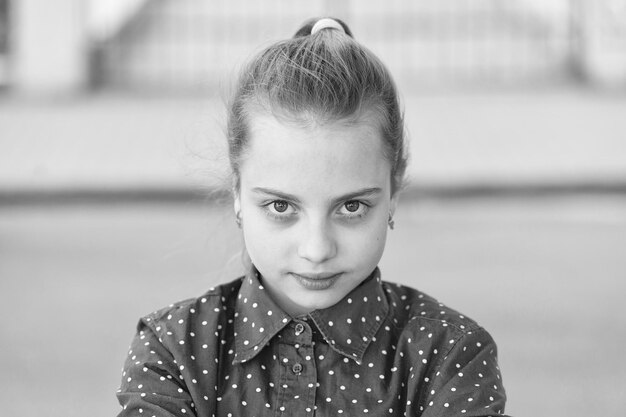 Ziemlich ernst Mädchen sorglos Kind Internationaler Kindertag Glück Freude und Spaß Konzept Kid langes Haar ernstes Gesicht Sommerferien Wie machen ihr Lächeln Serious Kind Blick in die Kamera