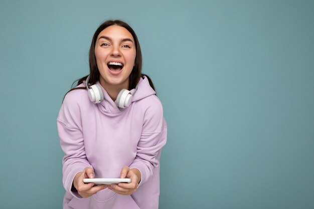 Ziemlich positiv lachende junge brünette Frau