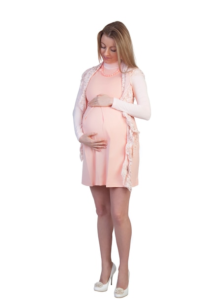 Ziemlich schwangere Frau im rosa Kleid isoliert auf weiß