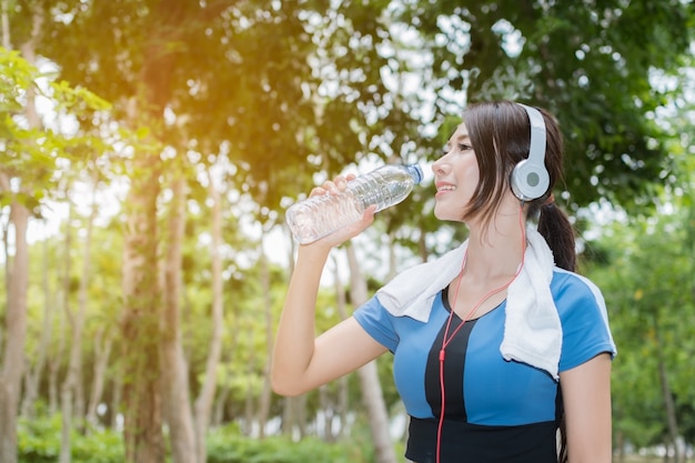 Ziemlich sportliche Frau ist Trinkwasser.