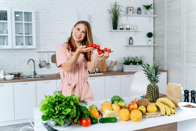 Ziemlich süße Dame mit vegetarischem Essen Frische Salatzubereitung in der Küche