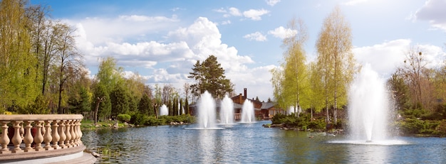 Ziergärten mit See, blühenden Büschen und Brunnen