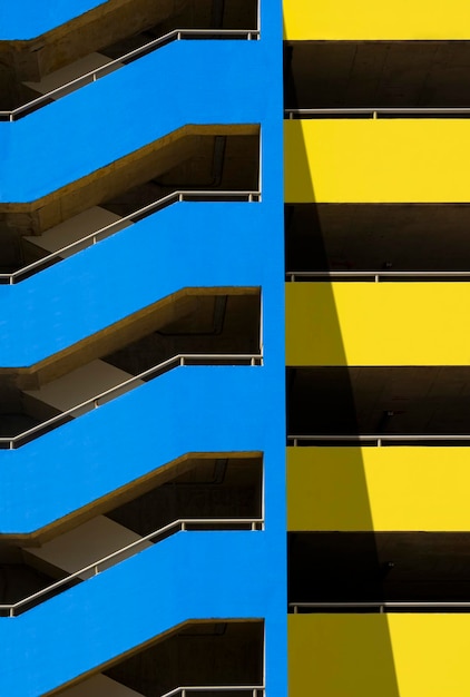 Zig Zag Staircase fora do edifício de estacionamento azul e amarelo em estrutura vertical