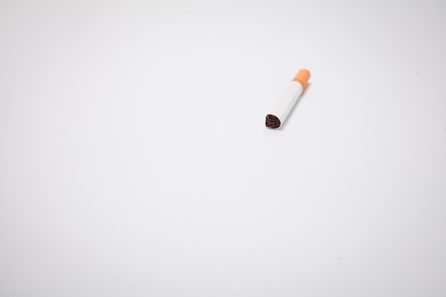 Zigarette auf weißem Hintergrund