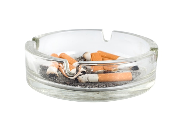 Zigaretten in einem Aschenbecher isoliert auf weißem Hintergrund