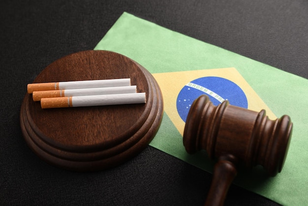 Zigaretten und Richter hämmern auf die Flagge Brasiliens Hintergrund Gesetz und Tabakwaren Verletzung des Gesetzes