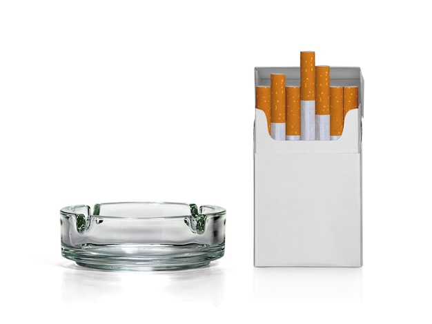 Zigarettenschachtel und Aschenbecher isoliert auf weißem Hintergrund