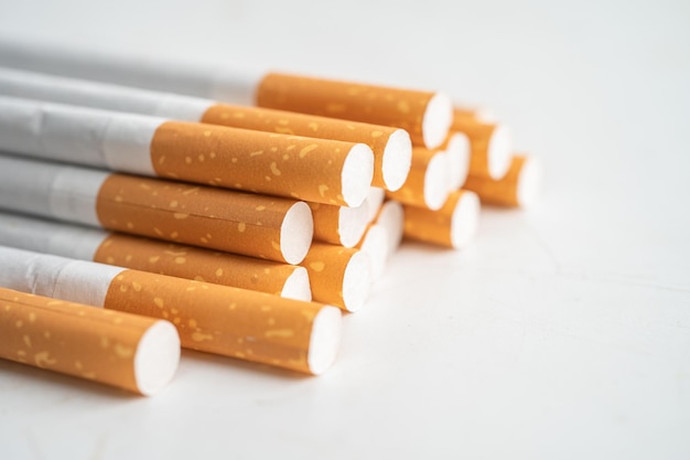 Zigarettentabak in Rollenpapier mit Filterrohr isoliert auf weißem Hintergrund Nichtraucherkonzept