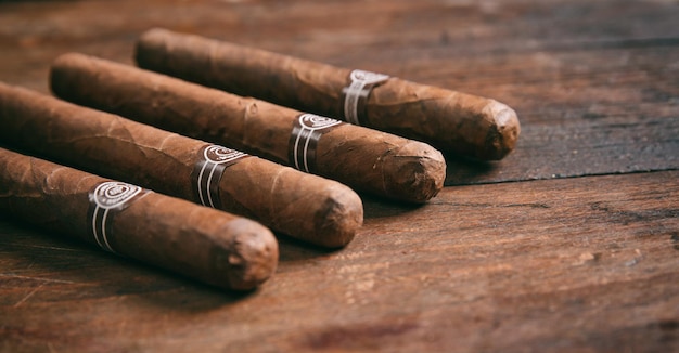 Zigarren auf hölzernem Hintergrund kopieren Raum