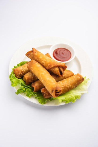 Zigarren-Samosa in Rollenform sind das perfekte Fingerfood, serviert mit Ketchup