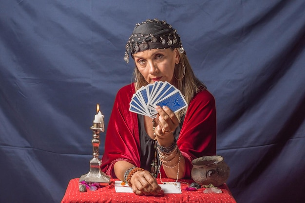 Zigeuner-Wahrsager oder esoterisches Orakel lesen die Karten