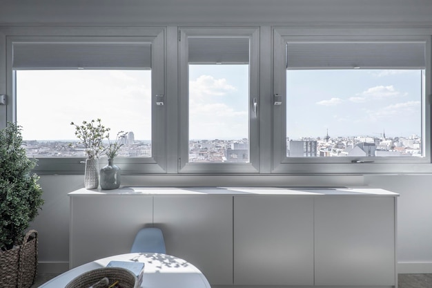 Zimmer eines Wohnhauses mit einem großen Fenster mit Blick auf die Skyline von Madrid