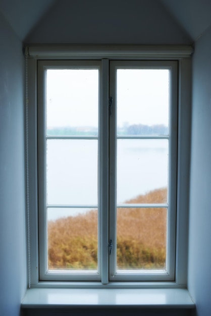 Zimmer mit Aussicht Ein Blick durch ein Fenster von innen gesehen