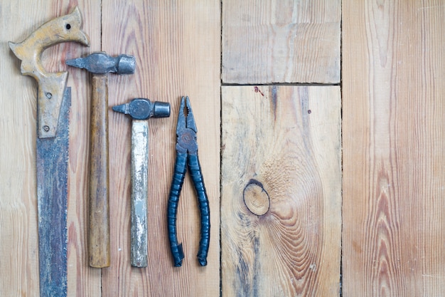 Zimmereiwerkzeuge auf eine Holztischoberseite