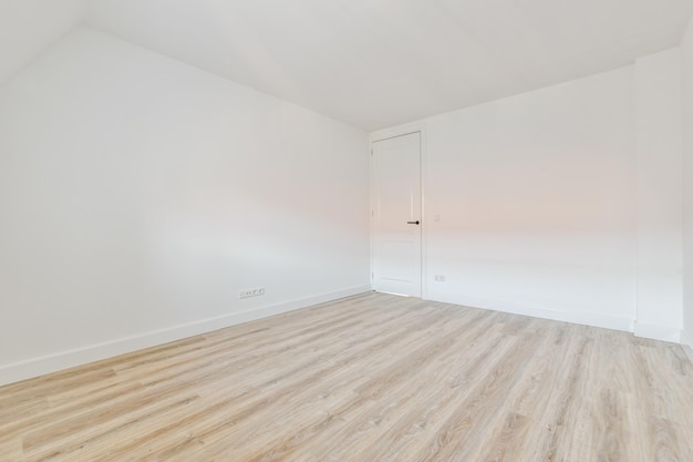 Zimmerinnenraum in Tageslicht mit Parkettboden