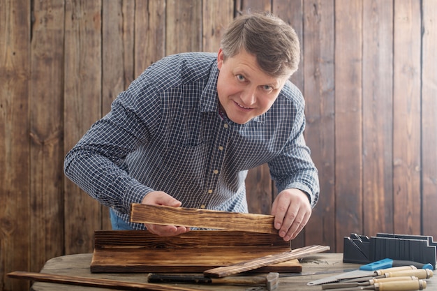 Zimmermann arbeitet mit Werkzeugen an Holzwand