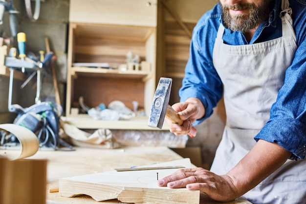 Zimmermann, der im traditionellen Geschäft arbeitet