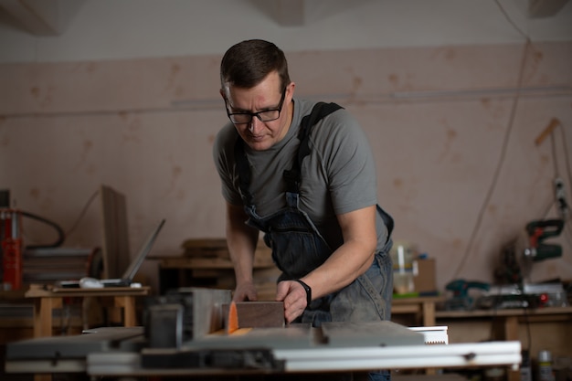 Zimmermann-Handwerker, der an einer Tischlermaschine arbeitet.