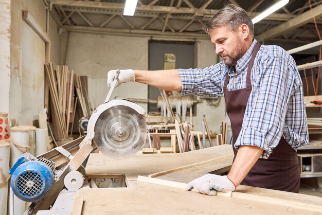 Zimmermann Holz schneiden