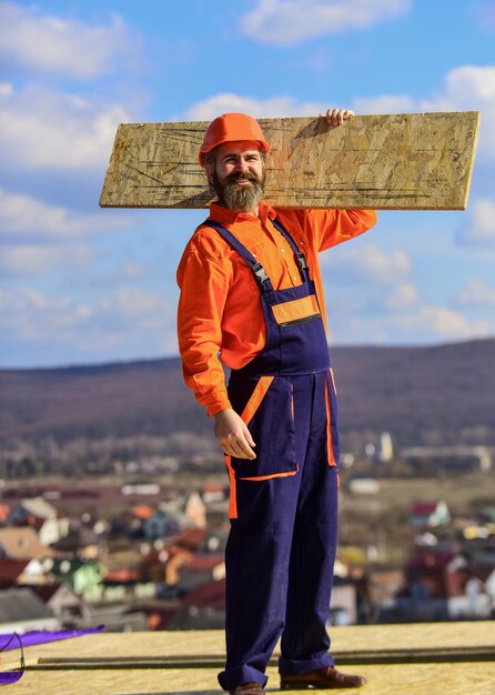 Zimmermann in Verzweiflung Bauarbeiten mit Dachpappe Industrie Dachdecker Verlegung Dach mit Schutzhelm Mann Dachdecker Inspektion beschädigtes Dach Qualifizierter Baumeister Installation von Dachziegeln