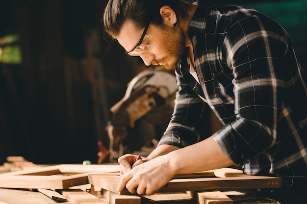 Zimmermann Mann Holzhandwerk arbeiten in Möbel Holzwerkstatt mit professionellen Fähigkeiten echte Menschen Arbeiter.