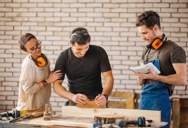 Zimmermann mit Studenten in der Holzbearbeitungswerkstatt