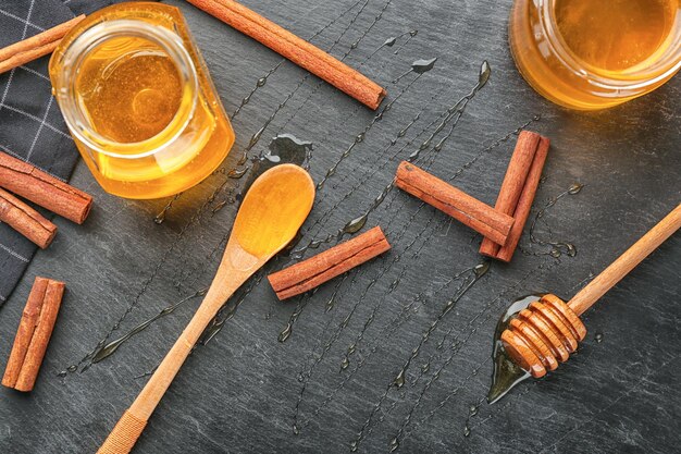 Zimt und Honig in Gläsern auf dem Tisch