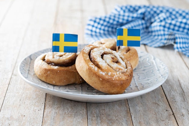 Foto zimtbrötchen brötchen auf holztisch mit kopierraum schwedisches dessert kanelbulle