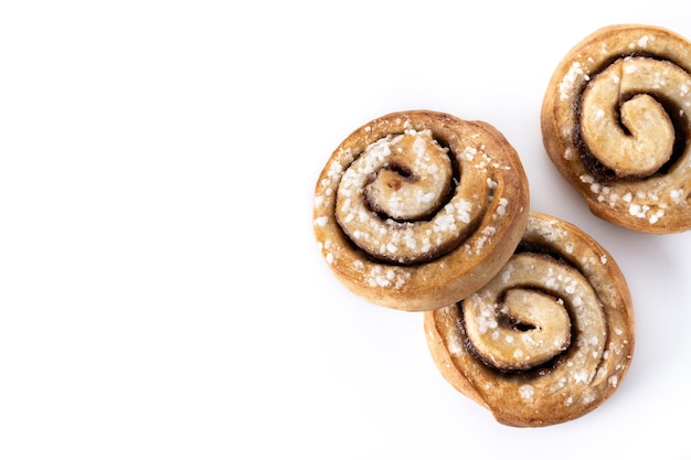 Zimtbrötchen Brötchen Kanelbulle Schwedisches Dessert isoliert auf weißem Hintergrund