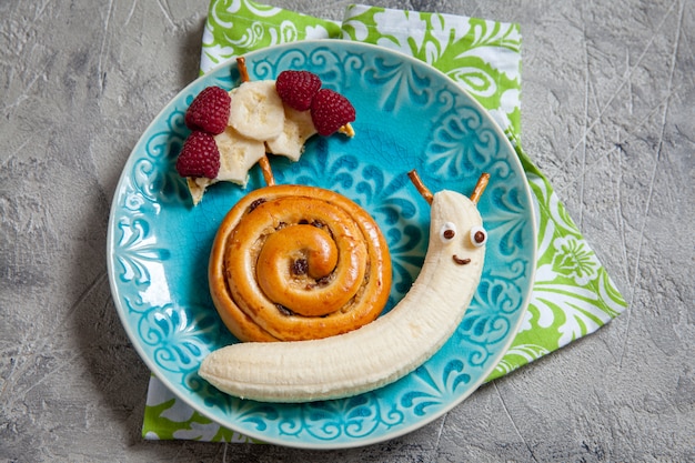 Zimtbrötchen mit Banane sehen aus wie eine Schnecke