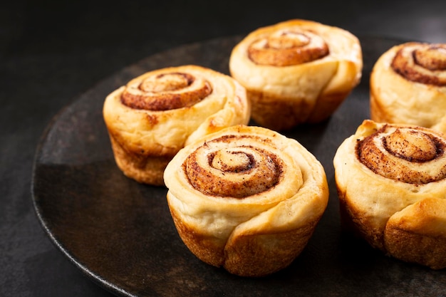 Zimtschnecken auf dunklem Hintergrund