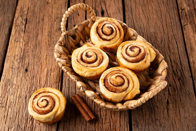 Zimtschnecken auf Holzuntergrund